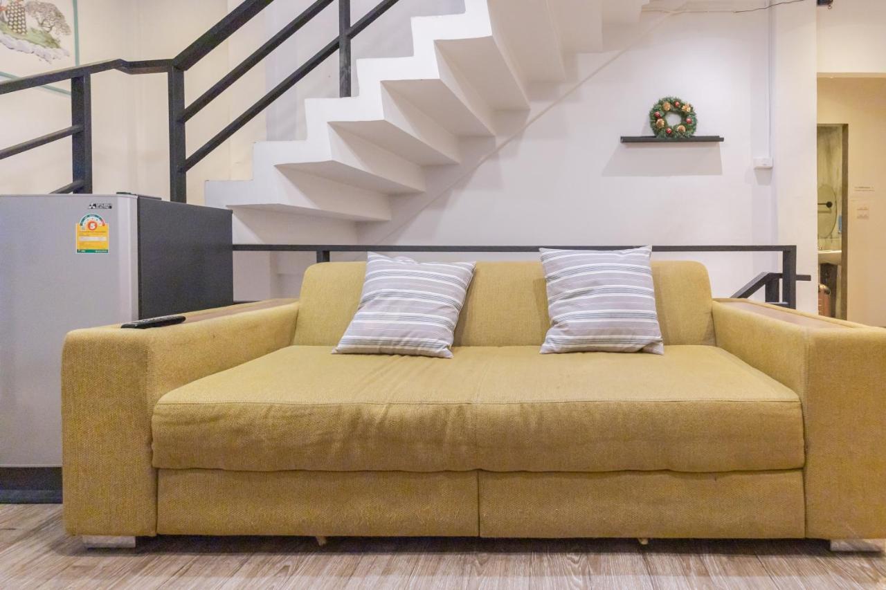 Folk Poshtel Silom Bed and Breakfast Μπανγκόκ Εξωτερικό φωτογραφία