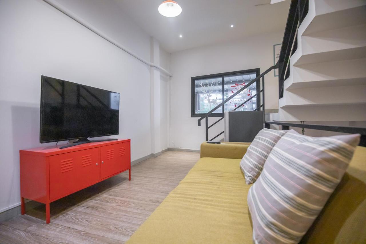 Folk Poshtel Silom Bed and Breakfast Μπανγκόκ Εξωτερικό φωτογραφία